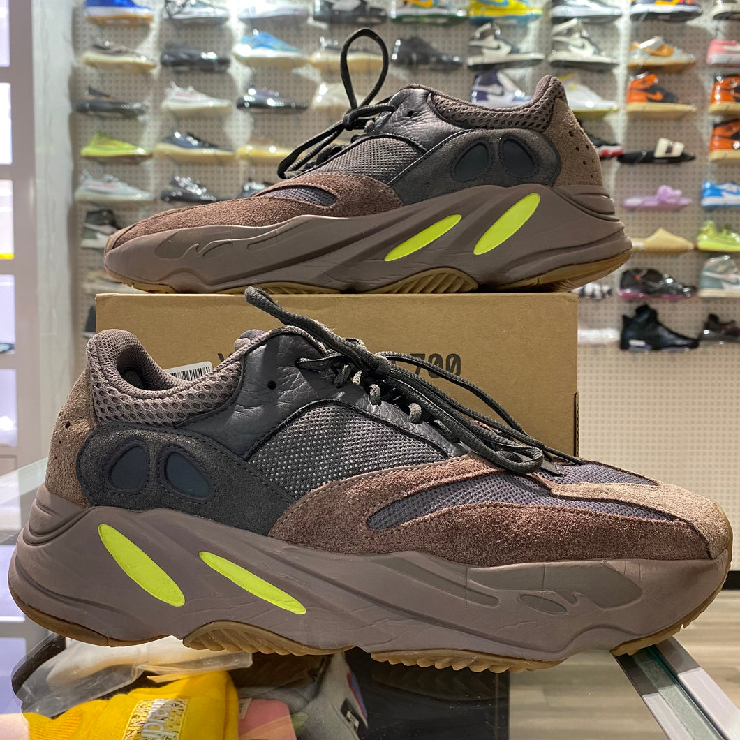 Pre-owned yeezy 700 mauve